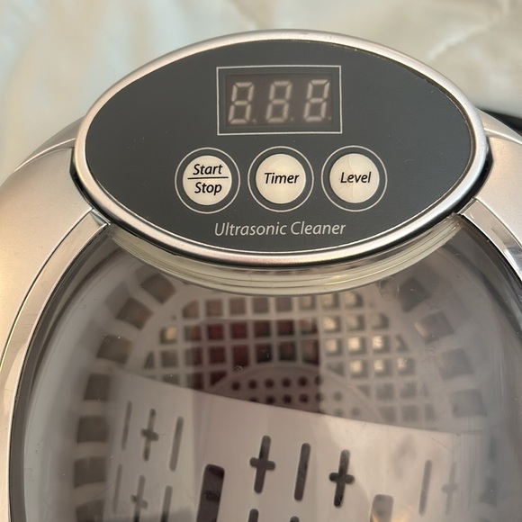 Brookstone Ultrasonic Jewelry Cleaner and DVD Cleaner. Like New Condition. - Picture 2 of 5